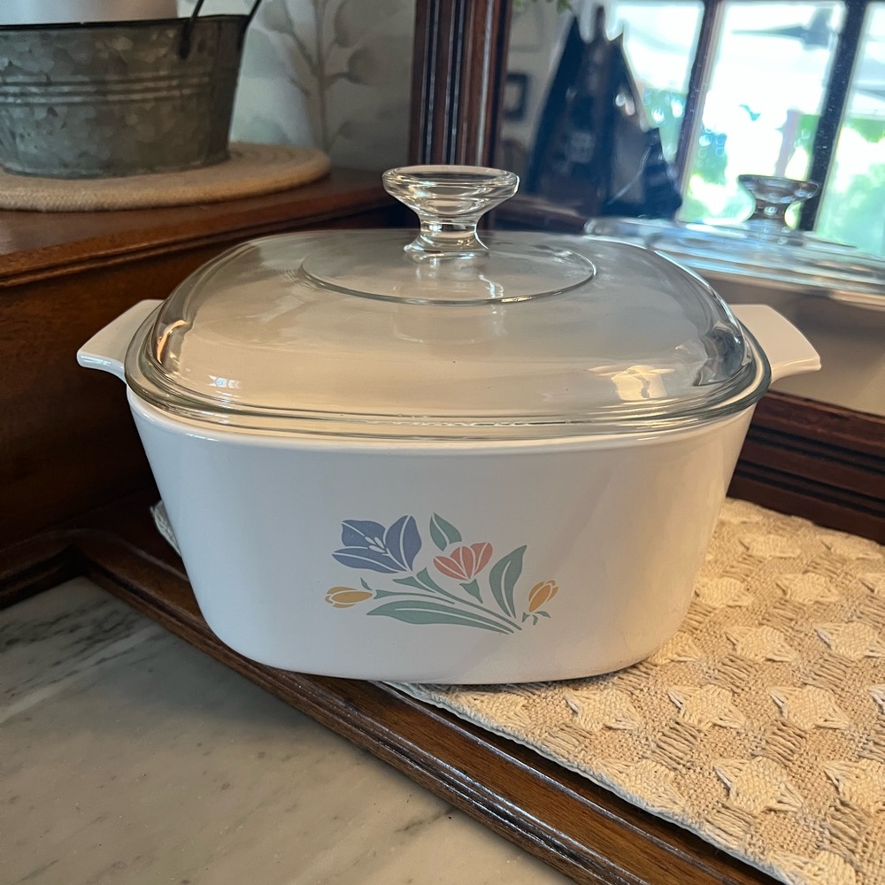 CORNINGWARE *Vintage* 3 Quart Covered Casserole Dish in "Friendship" Pattern BOX